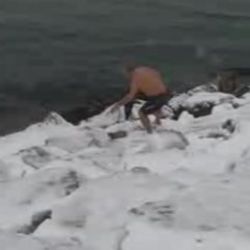 Kar ve soğuk havaya aldırmadan denize girdi