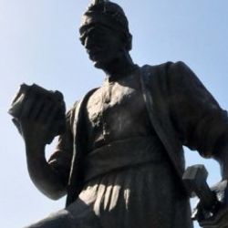 Madenci heykelindeki kazma çalındı