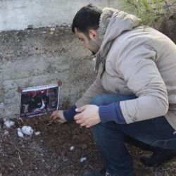 Ölen kedilerini aile kabristanlığına gömdüler