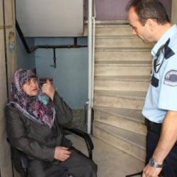 Hocaya okutup gelelim diyerek bileziğini çaldılar