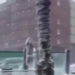 Tarabya'da dev gemi sahili sıyırarak geçti
