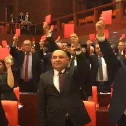 CHP'lilerden kırmızı kartlı ayağa kalkıyoruz eylemi