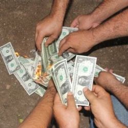 Adanalılar iPhone’u boykot etti, dolar yaktı