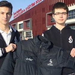 Ankaralı lise öğrencileri telefon şarj eden mont yaptı