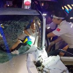 Düğünden dönenleri taşıyan 2 otomobile TIR çarptı