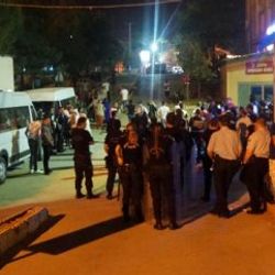 Kazada iki kişi öldü, yakınları sağlık ekibine saldırdı