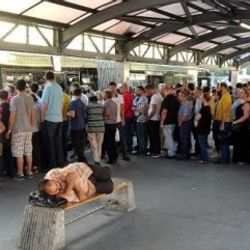 Metrobüslerde oturarak yolculuk yapmak iyice zorlaştı