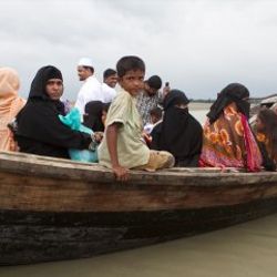 Siviller Myanmar'dan Bangladeş'e deniz yoluyla kaçıyor
