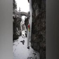 Dağcının tırmandığı buz kütlesi çöktü - İzle