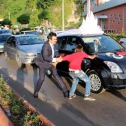 Gelin arabasının önünü kesen çocuğu döverek uzaklaştırdı