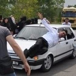 Bursa'da otomobil eylemcilerin arasına daldı: 3 yaralı