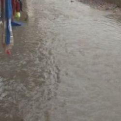 Ümraniye'de ev ve işyerlerini su bastı