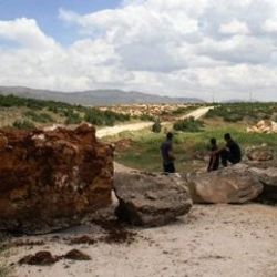 PKK bu kez de Diyarbakır'da köy yolunu kapattı