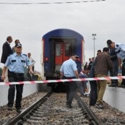 Tren ile peron arasında can verdi