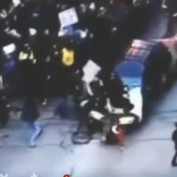 Amerikalı sürücü Ferguson eylemcilerini ezdi