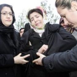 Acılı eş bakanın kollarında bayıldı