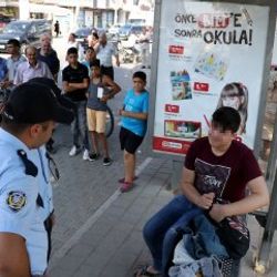 Durakta unuttuğu 'şüpheli çantası' için ağladı