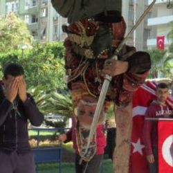 Adanalı, Atatürk için ağaçta ters sallanarak marş söyledi