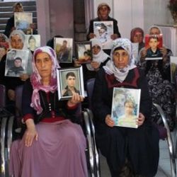 Oturma eylemi yapan aileler açlık grevine başladı