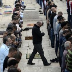 40 bin kişi Mescid-i Aksa'da namaz kıldı