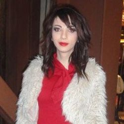 Yanına oturan çarşaflı kadını Twitter'dan aşağıladı