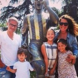 Alex De Souza kendi heykelini ziyaret etti