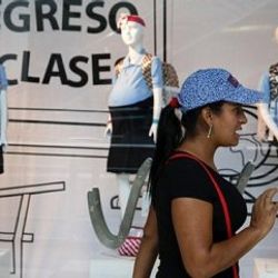 Venezuela'da bir vitrine hamile çocuk mankenleri koyuldu