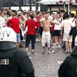 Almanya'da holigan yürüyüşü yasaklandı