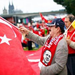 Almanya'da kartları Türkler dağıtıyor