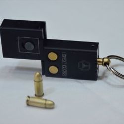 Polisler aramada anahtarlık şeklinde tabanca buldu