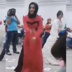 Düğünde apaçi dansı yapan tesettürlü kız