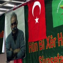 Türk Bayrağı ile Öcalan'ın fotoğrafını yan yana astılar