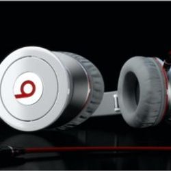 Apple'dan kablosuz Beats kulaklık