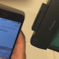 Apple Newton ile iPhone 6 karşı karşıya - İzle