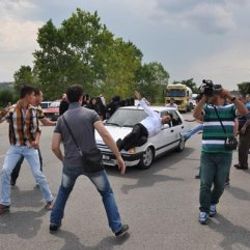 Arabayla yolu kapatan eylemcilerin üzerine sürdü