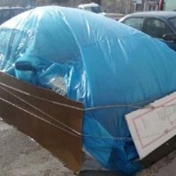 Arabasını soğuğa karşı paketledi