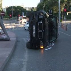 Şişli'de çocuklar gelin arabasına taşla saldırdı İZLE