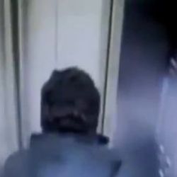 Şili'de bir asansörde korku dolu anlar yaşandı İZLE