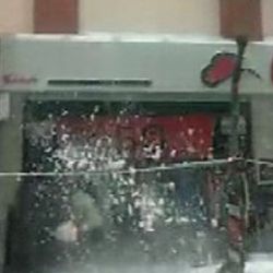 Kar kütlesinden son anda kurtulan kadın kamerada