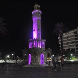 İzmir Saat Kulesi mor ışıkla aydınlatıldı