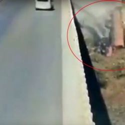 Çin'de kamyon köprüden aşağı düştü