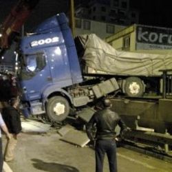 Bursa'da park halindeki TIR bariyerlere çarptı