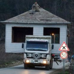 Sinop'ta bir vatandaş ahşap evi kamyonla taşıdı