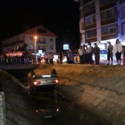 Bolu'da otomobil su kanalına devrildi