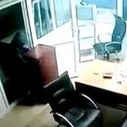 150 kiloluk kasayı tek başına çalan hırsız- İzle
