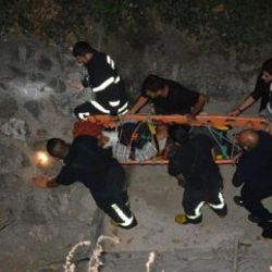 Yaslandığı çit kopunca dere yatağına düşüp yaralandı
