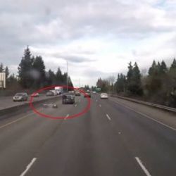 Motosikletlinin aracın üstünde kalma anları