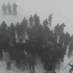 Çığ altında kalan vatandaşın kurtarılma anı kamerada