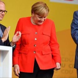 Merkel'e domatesli protesto