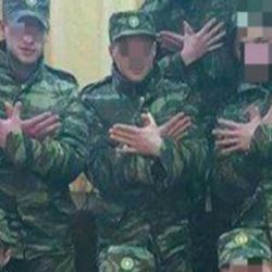 Elleriyle Arnavut kartalı yapan 5 Yunan askeri yargılanıyor